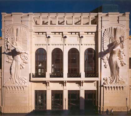 bass_hall_facade_420.jpg - 25226 Bytes